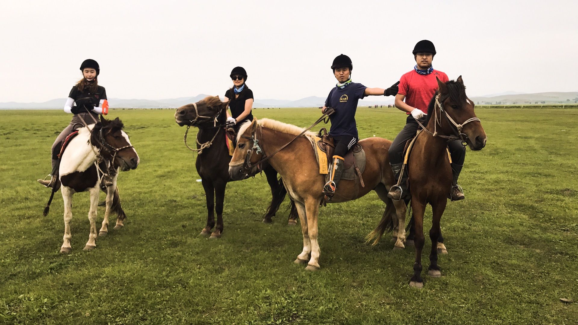 新疆禾木骑马的旅行者高清图片下载-正版图片500822395-摄图网